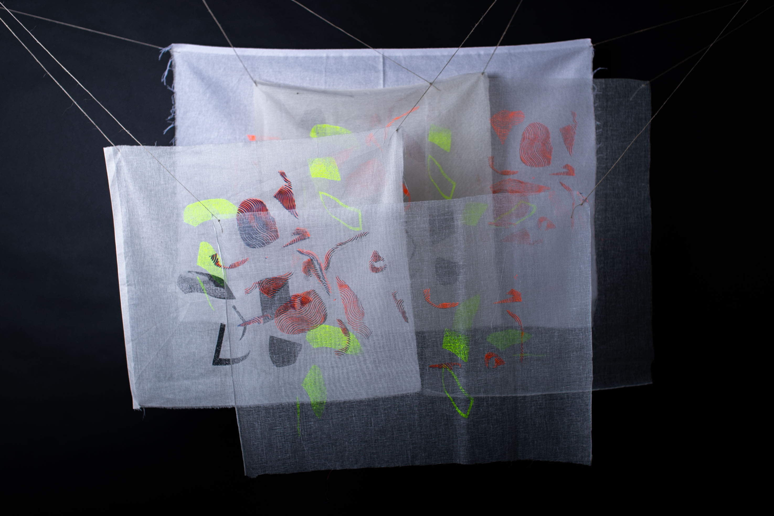 chloe huet sérigraphie distorsion tissus installation